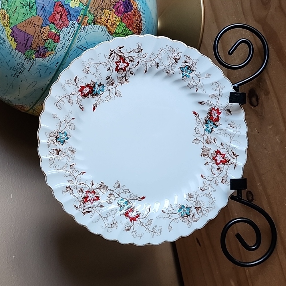 Vintage  Manor House Snowwhite Regency dinner plate by Johnson Brothers